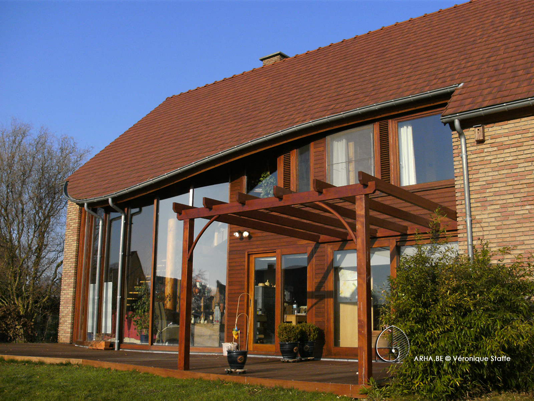 Maison éco-bio-climatique. Habitat écologique conçue par Véronique Staffe inspirée par la spirale du nombre d'or. Vue Dus-Ouest